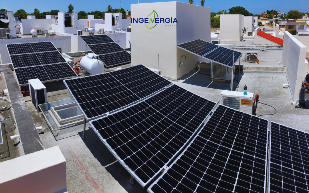 Paneles solares en una industria en Cancún, maximizando la eficiencia y garantizando energía limpia para su producción.