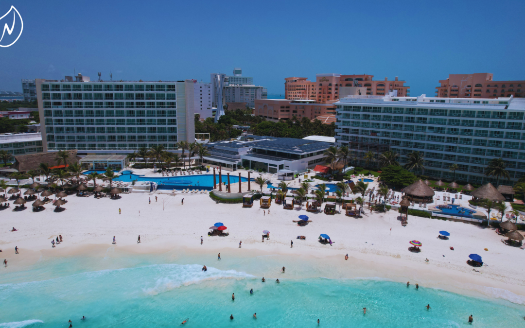 Imagen que muestra cómo los paneles solares continúan generando energía en días nublados o lluviosos en Cancún, destacando su eficiencia y funcionamiento constante incluso con baja radiación solar.