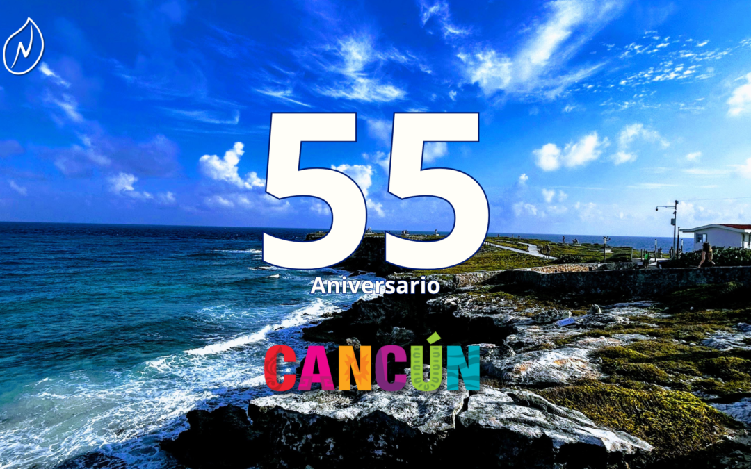 Vista panorámica de Cancún al atardecer con el mar turquesa de fondo, edificios modernos y paneles solares en los techos, representando el avance hacia una ciudad más sustentable en su 55 aniversario.