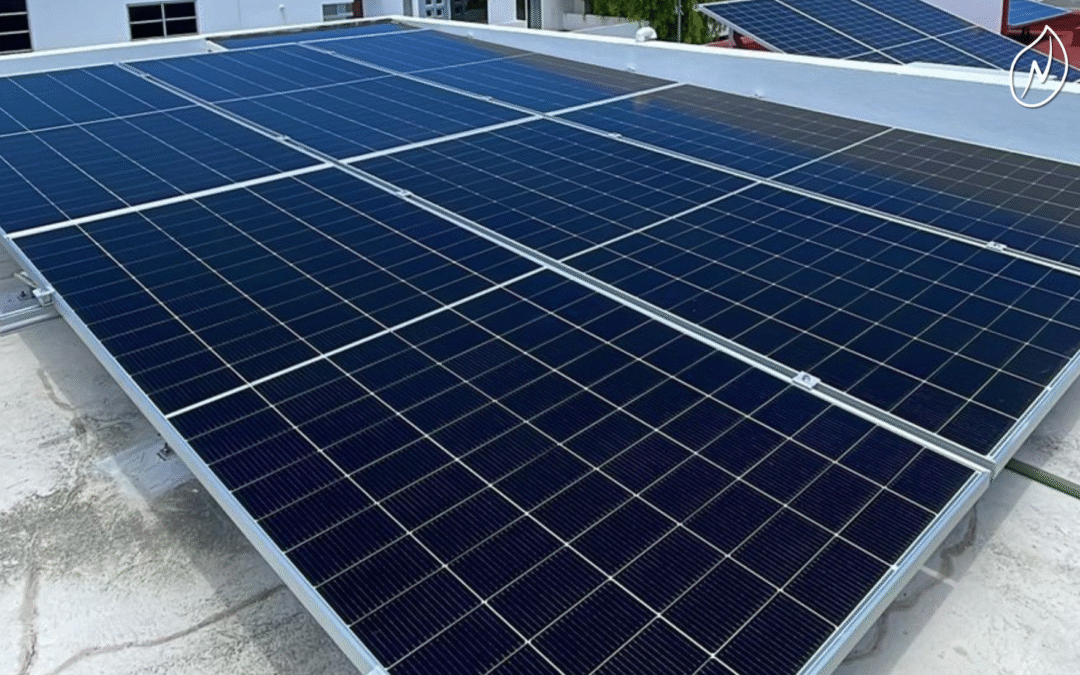Instalación de paneles solares en Cancún aprovechando el sol del Caribe para generar ahorro y energía limpia.