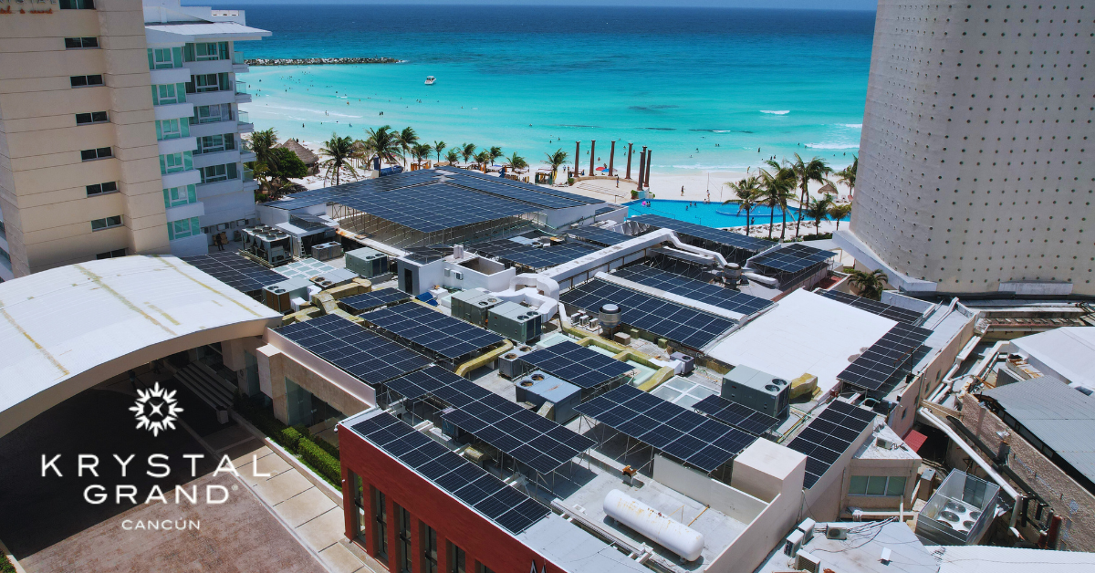 Instalación de paneles solares en Hotel Krystal Cancún para ahorro energético y eficiencia hotelera