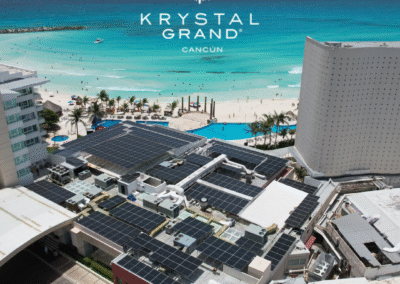 Sistema de paneles solares instalado en el hotel Krystal Cancún en operación real